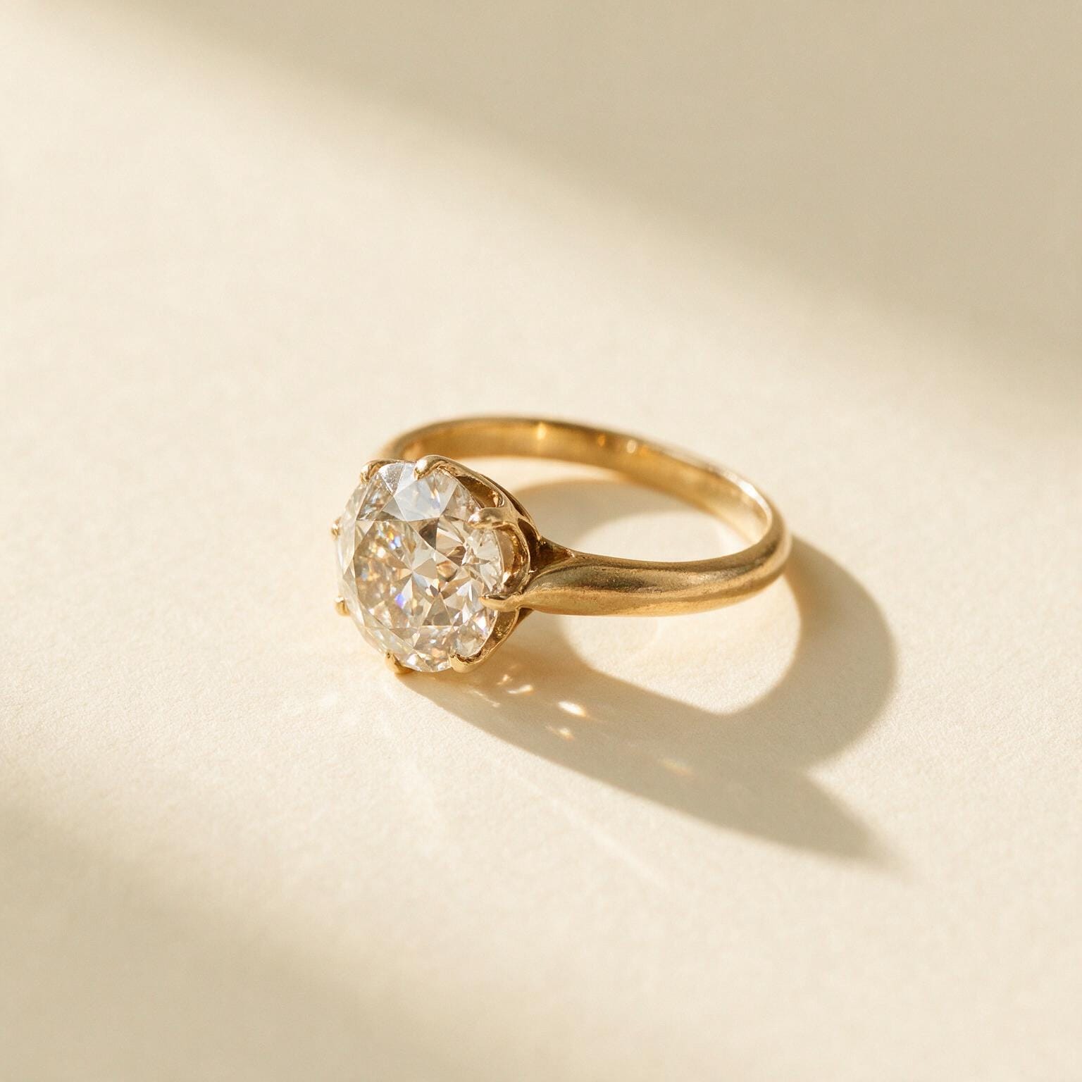 Antiker Solitärring mit Brillant im Altschliff in gelbgoldener Fassung, leicht abgetragene Schiene